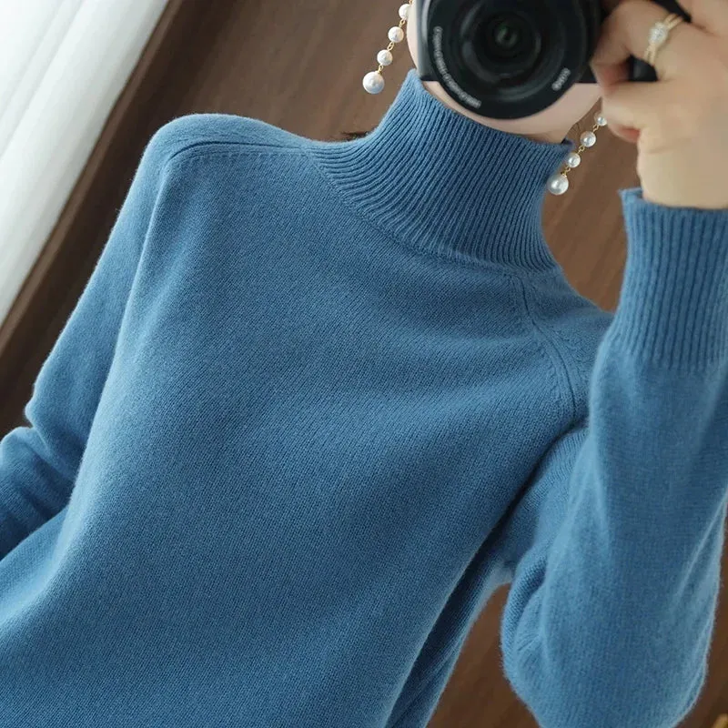A trendy basic sweater in merino wool and cashmere