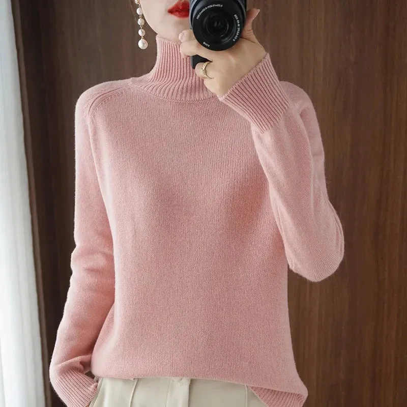 A trendy basic sweater in merino wool and cashmere