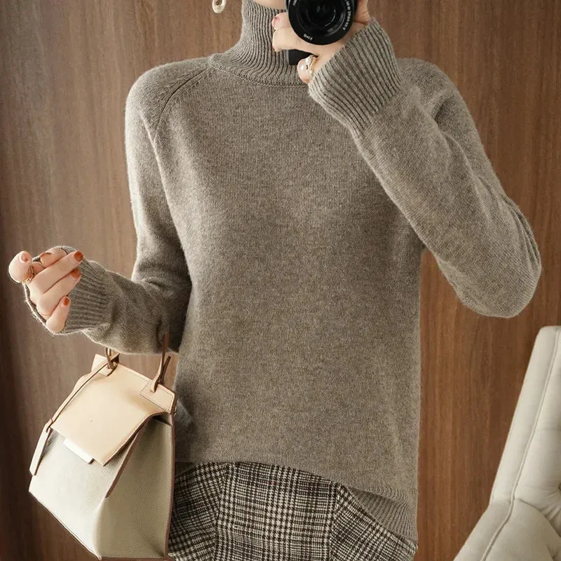 A trendy basic sweater in merino wool and cashmere