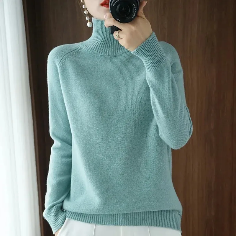 A trendy basic sweater in merino wool and cashmere