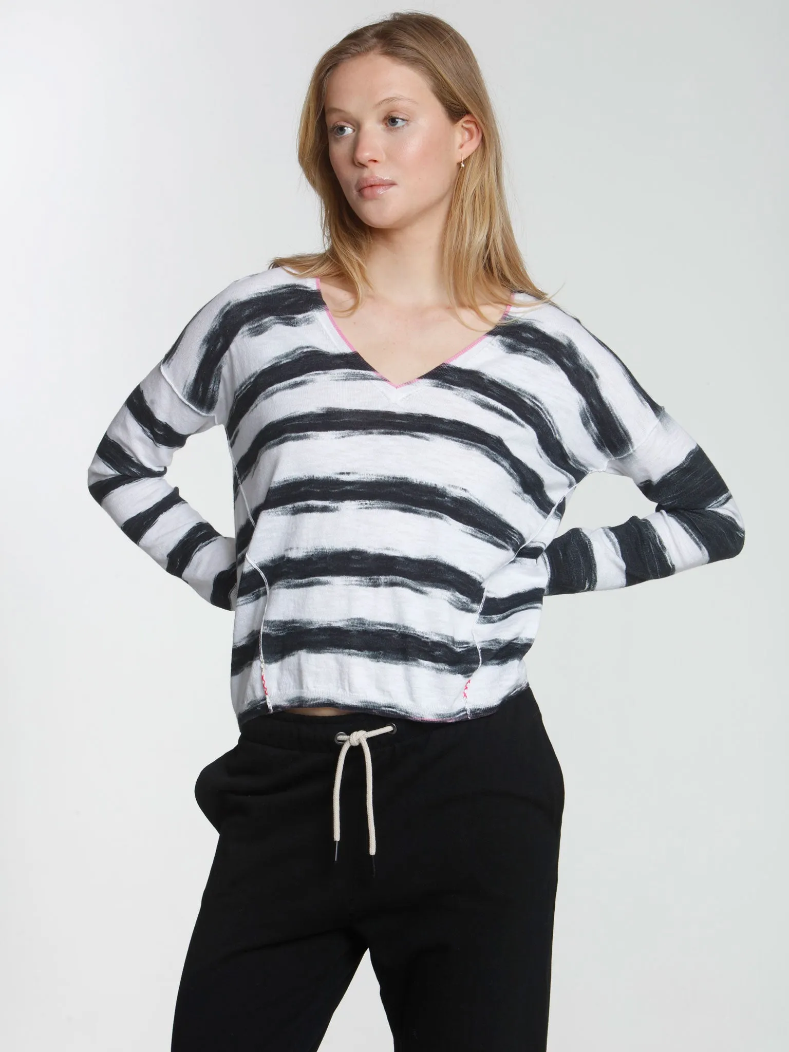 Painted Stripe Vee - Black